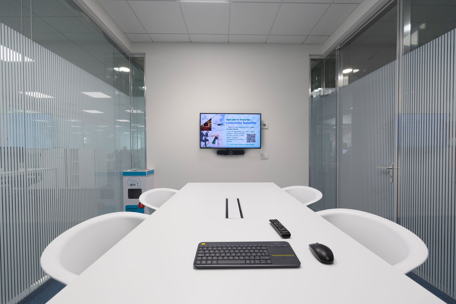 Sala riunioni Agos con schermo e barra audio Sennheiser